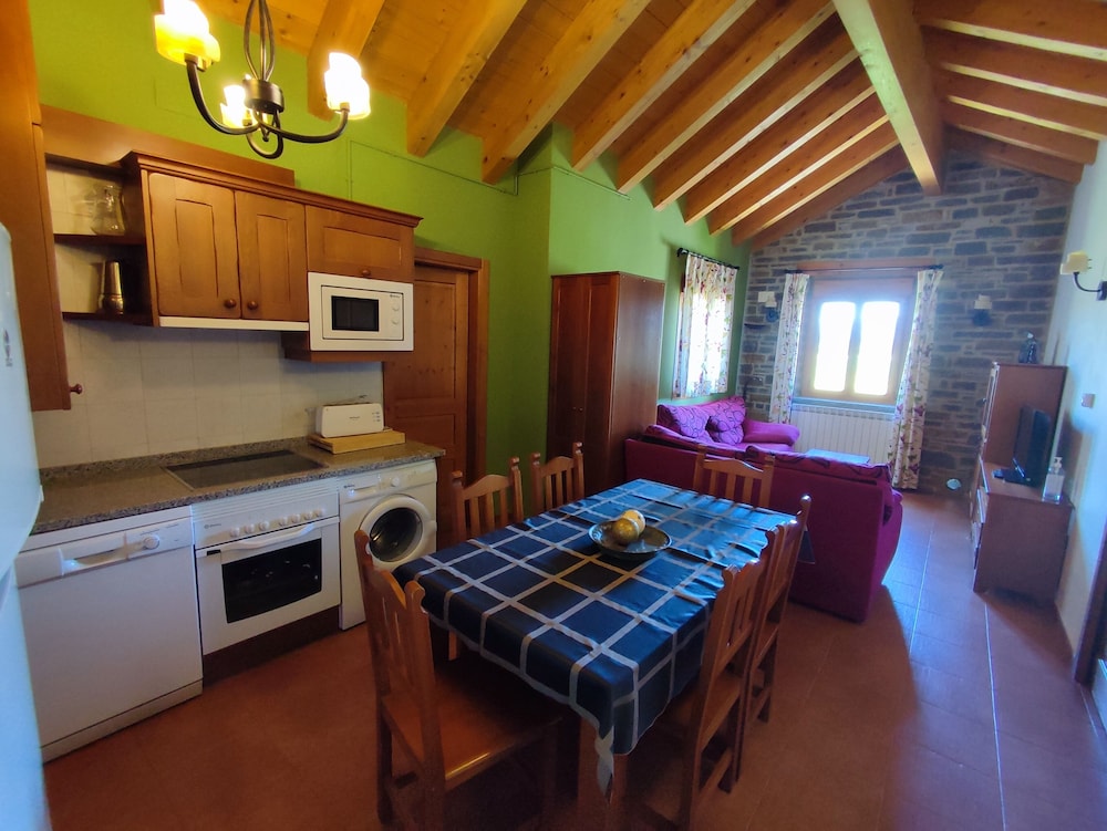 Casas Pirineo Aínsa: Historic Palace & Garden