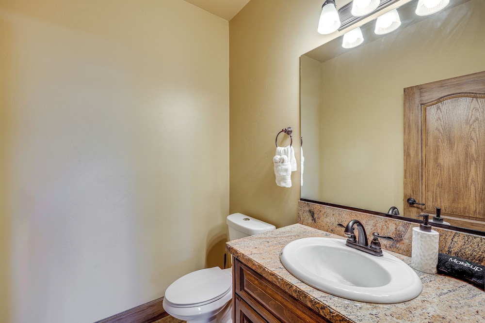 Walkable Big Bear Lake Home w/ Private Hot Tub!
