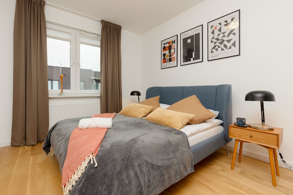 Sunny & Elegant Apartment by Renters view 5