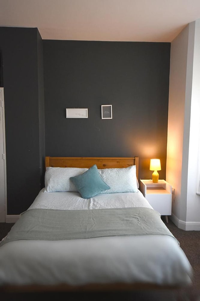 Spacious Coventry House With 4 Bedrooms view 3