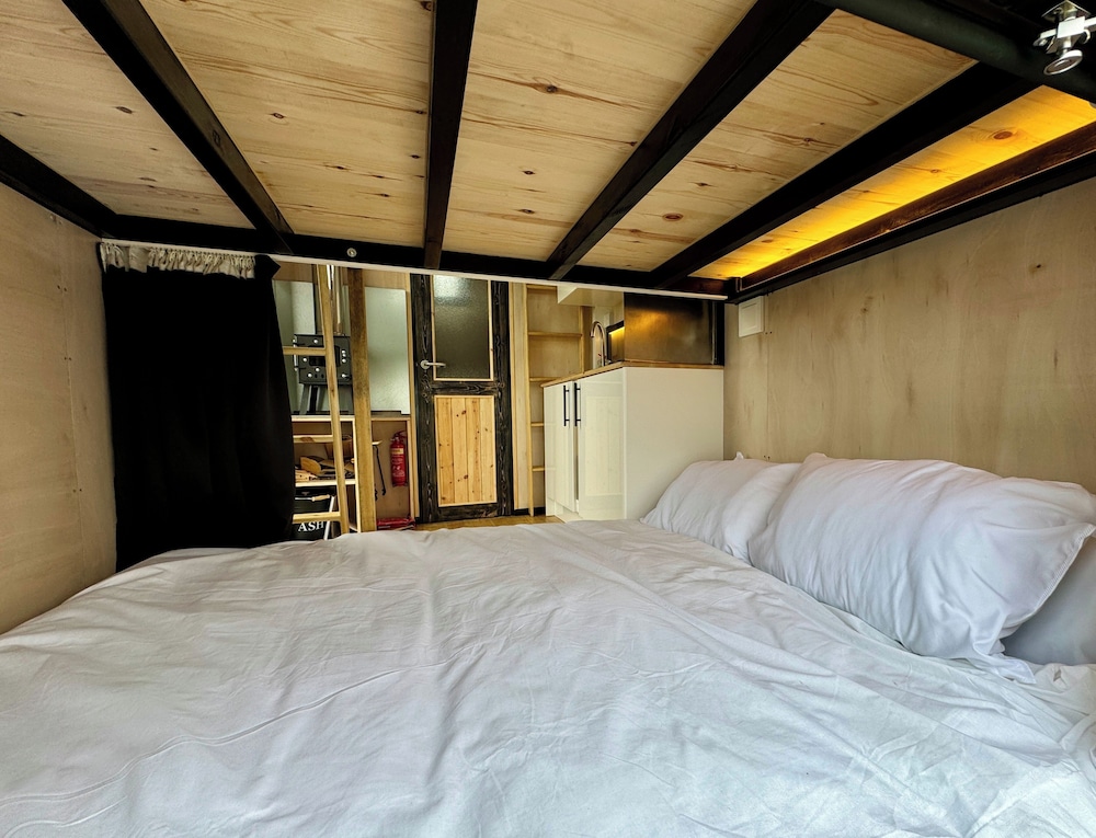 1 Bed Cabin - Sleeps 2 - Parking