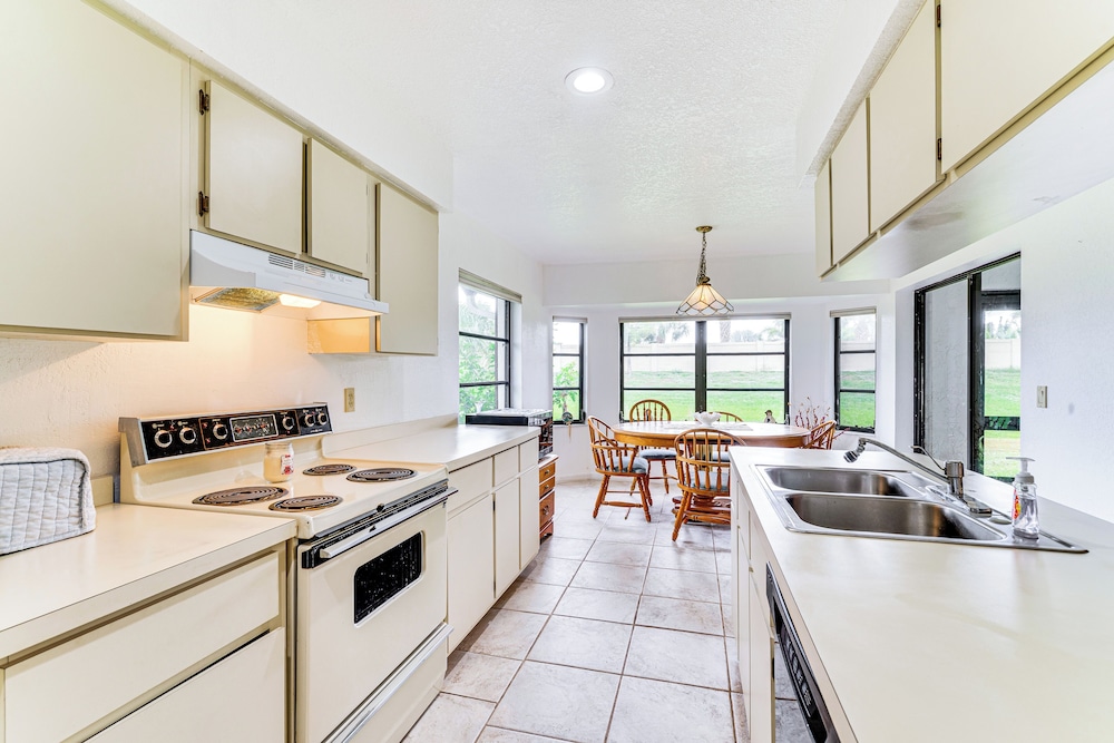 < 2 Mi to Peace River: Home w/ Spacious Yard!