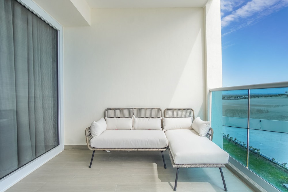 Gorgeous 2 Bedroom Condominium