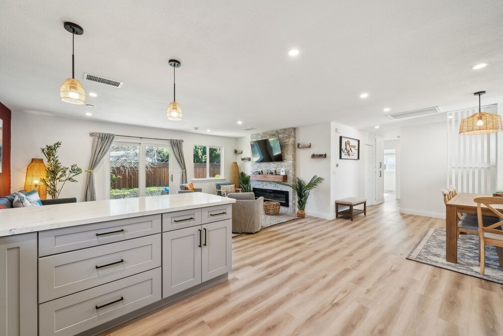 Cozy Home With Hot Tub Family-friendly Yard 5 Bedroom Home