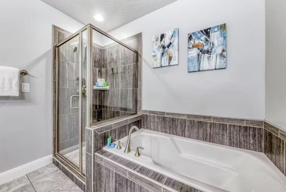 The Modern Villa - Pet Friendly 3 Bedroom Townhouse