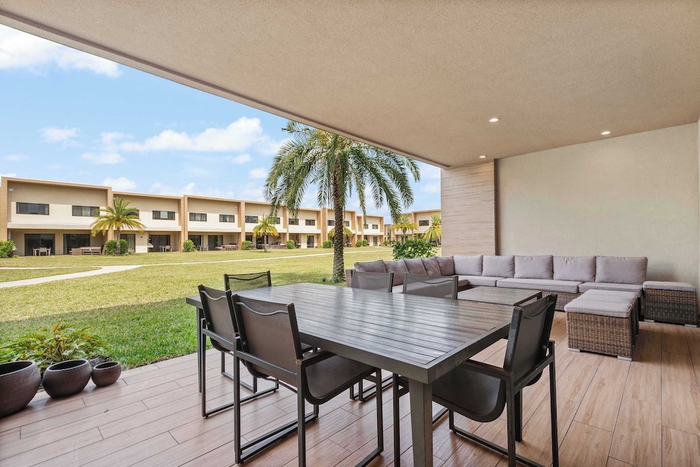 Minutes to Disney Chic Dream Villa With Stunning Patio and Resort Perks
