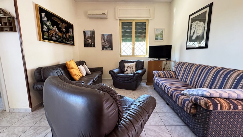 Villa Ulivo Sleeps 7 Garden Close to the sea