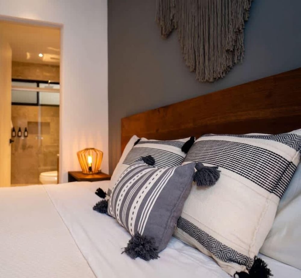 Prime Location 2 BR Apartment With Natural Ligthed & LX Amenities by Waves Management