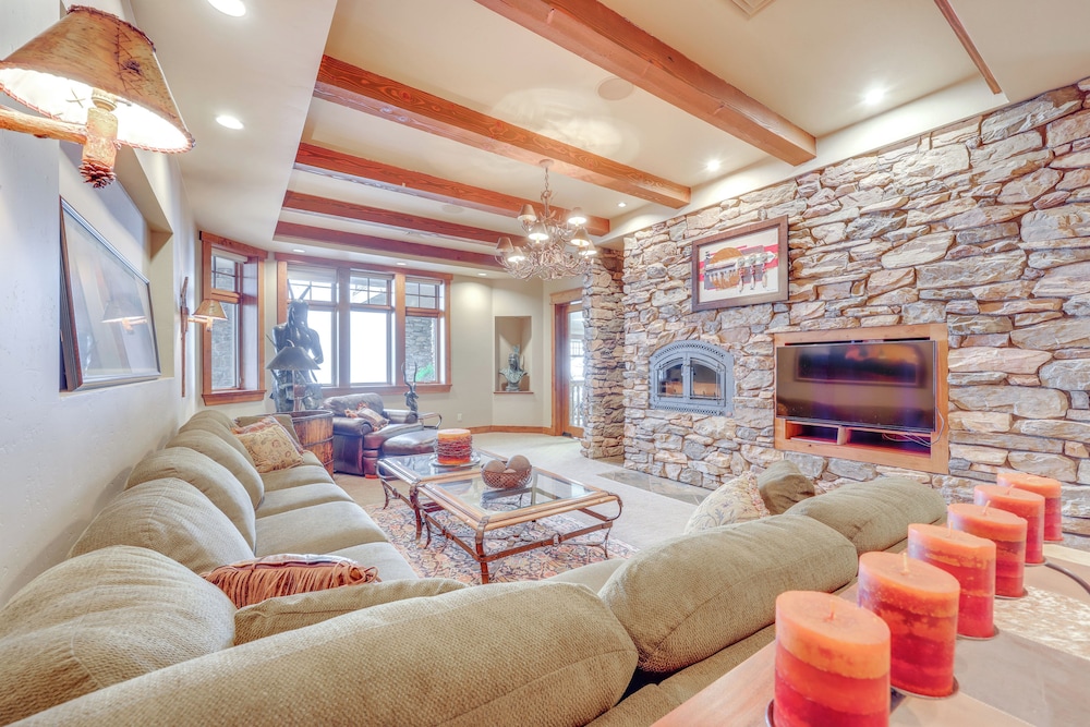 Hot Tub + Views: Luxe Mountain Escape in Yucaipa