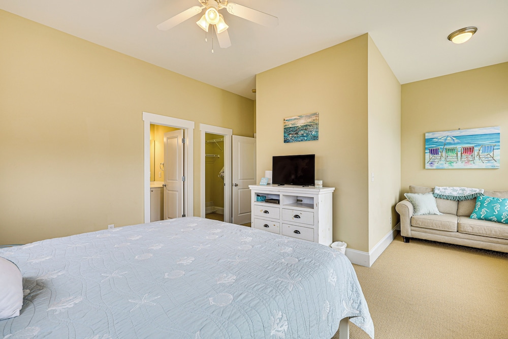 Walk to Beach: Coastal Carolina Home w/ Decks!
