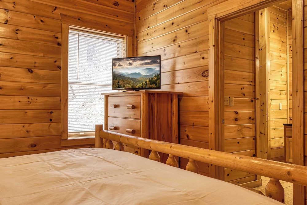 Hot Tub, Game Room, Movie Theater, View Sleeps 18 Lookout Lodge by Avantstay
