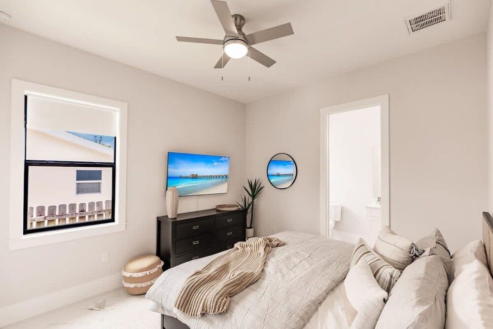 Luxurious Naples 4BR w Pool by Vanderbilt Beach