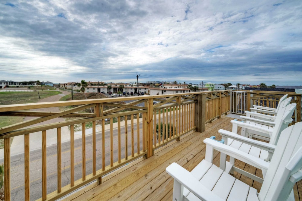 Sleeps 24 2 Homes, Walk to the Beach, Private Pools, Fire Pit, Modern Design