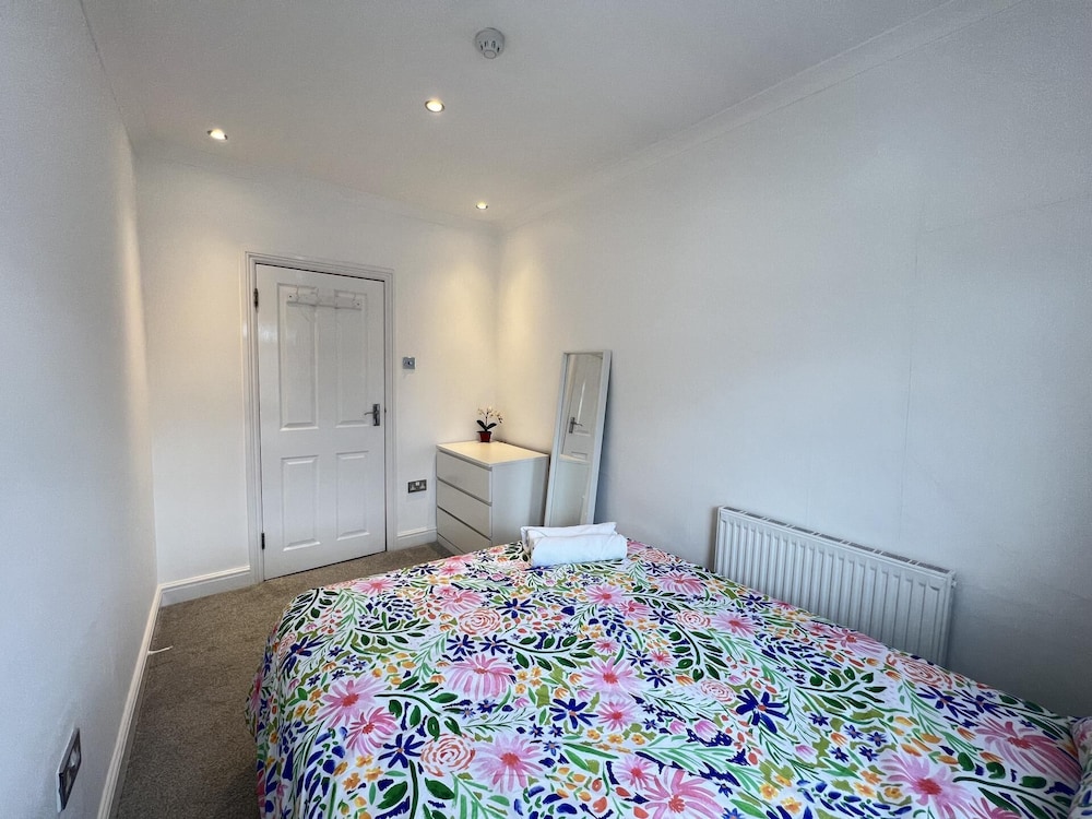 3 Bedroom House in London - Private Garage - Wi-fi view 4