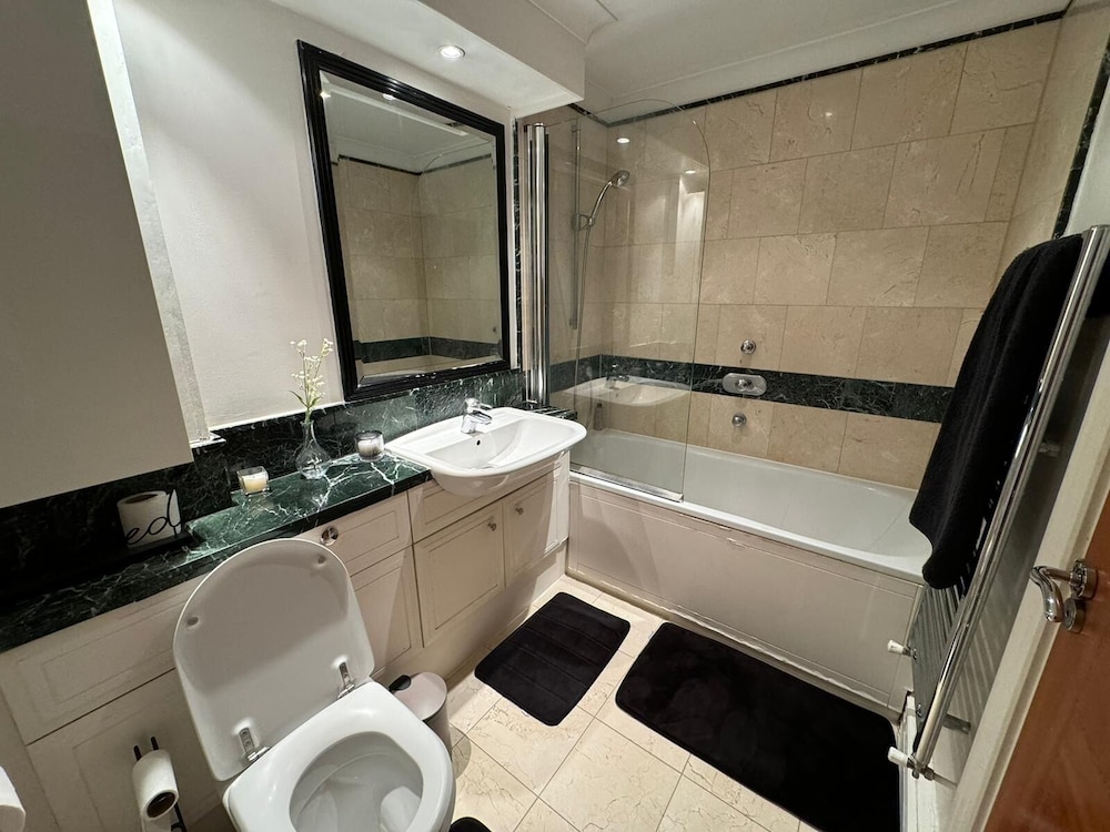 Luxury Apartment In London - Pool Spa & Gym