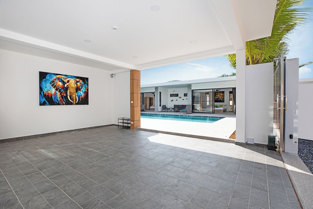 Modern 5 Bedrooms Pool Villa Curtis