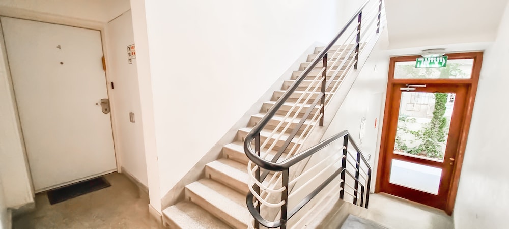Charming 2BDR apt W Private Garden TL41 view 2