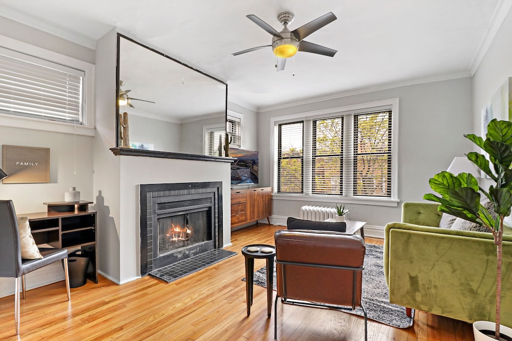 2BR City Apt Fast Wi-Fi Roscoe LakeView - Image 5