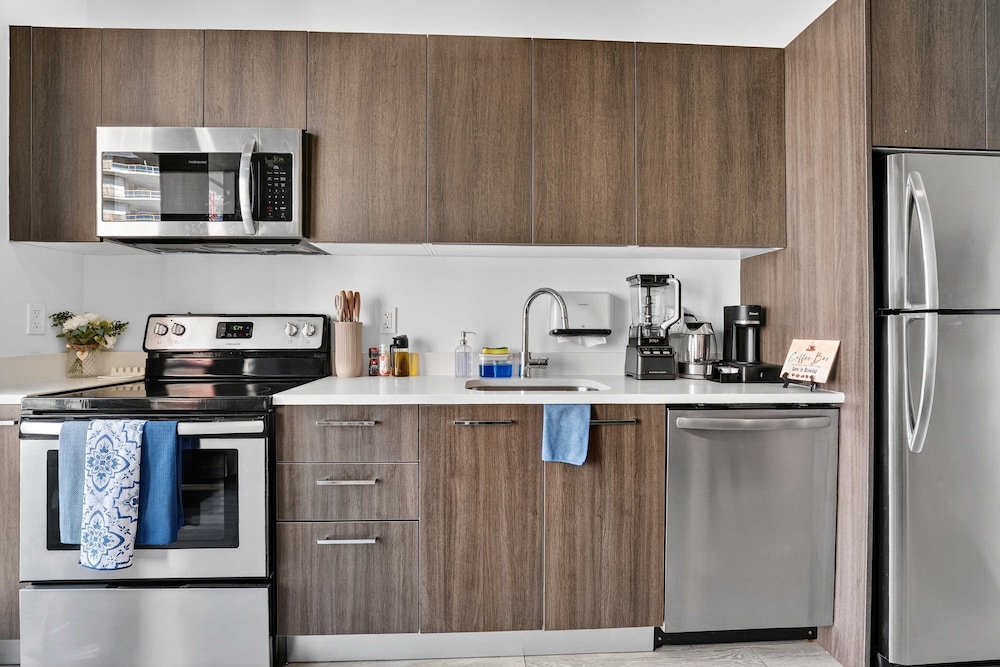 CBD Luxepad Penthouse Studio 1 King Bed Gorgeous Bay Views Pool Hottub Gym Restaurants