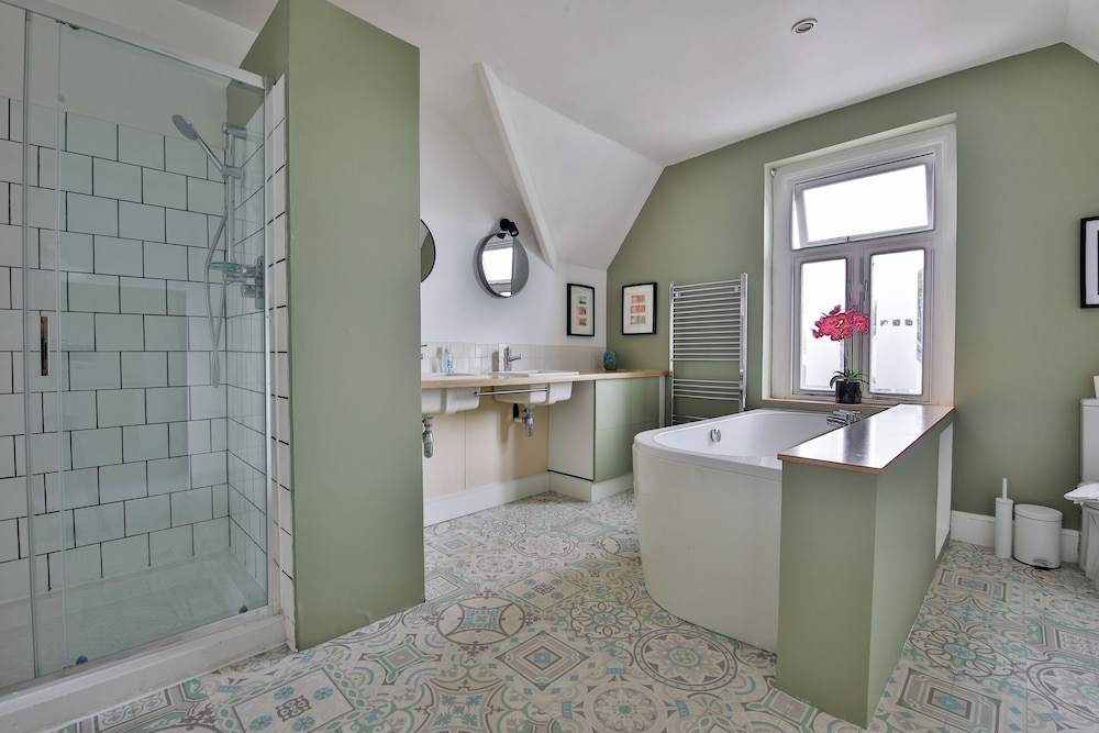 4 Bed House with Pool Table & Parking