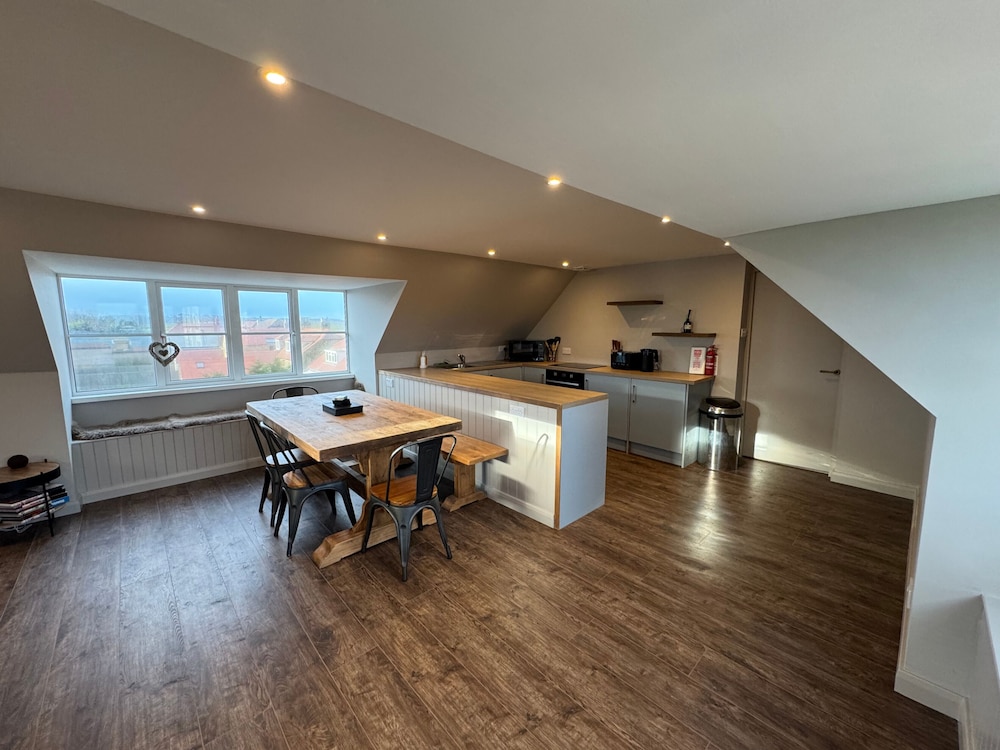 Near Beach - Sea View - Sleeps 6 - Parking