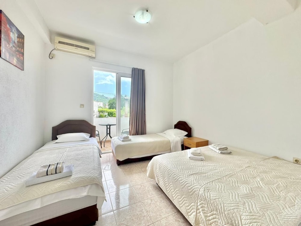 B&M Holiday Rooms