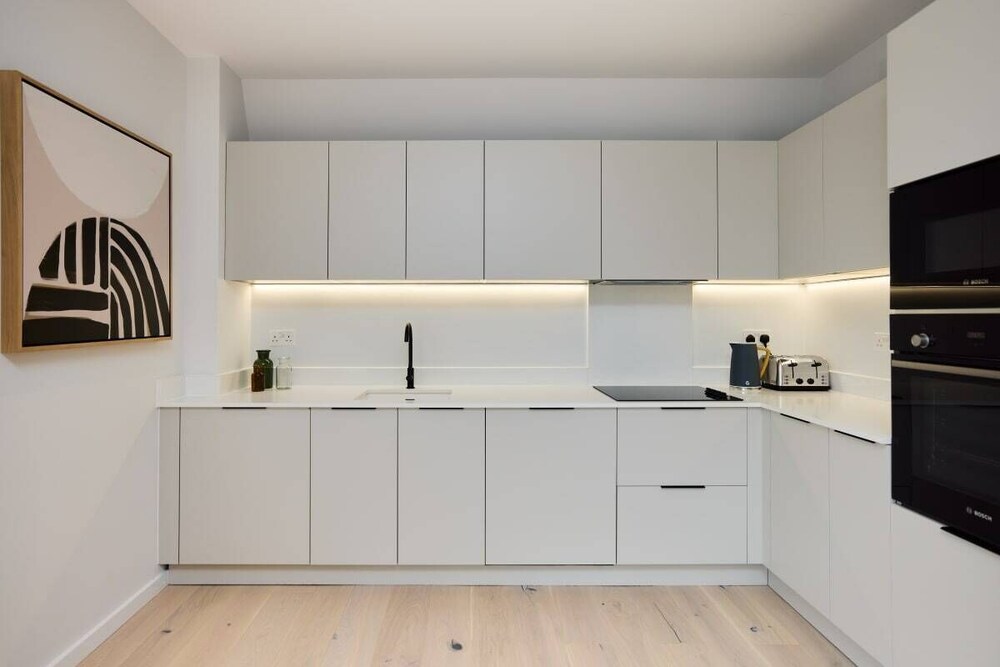 The Brondesbury Hideaway - Stylish 3bdr Flat With Balcony + Parking