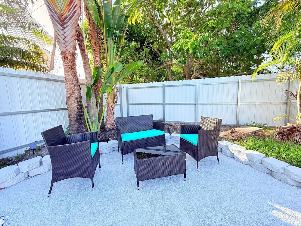 Palm House Near Beach Game Room Pool King Beds