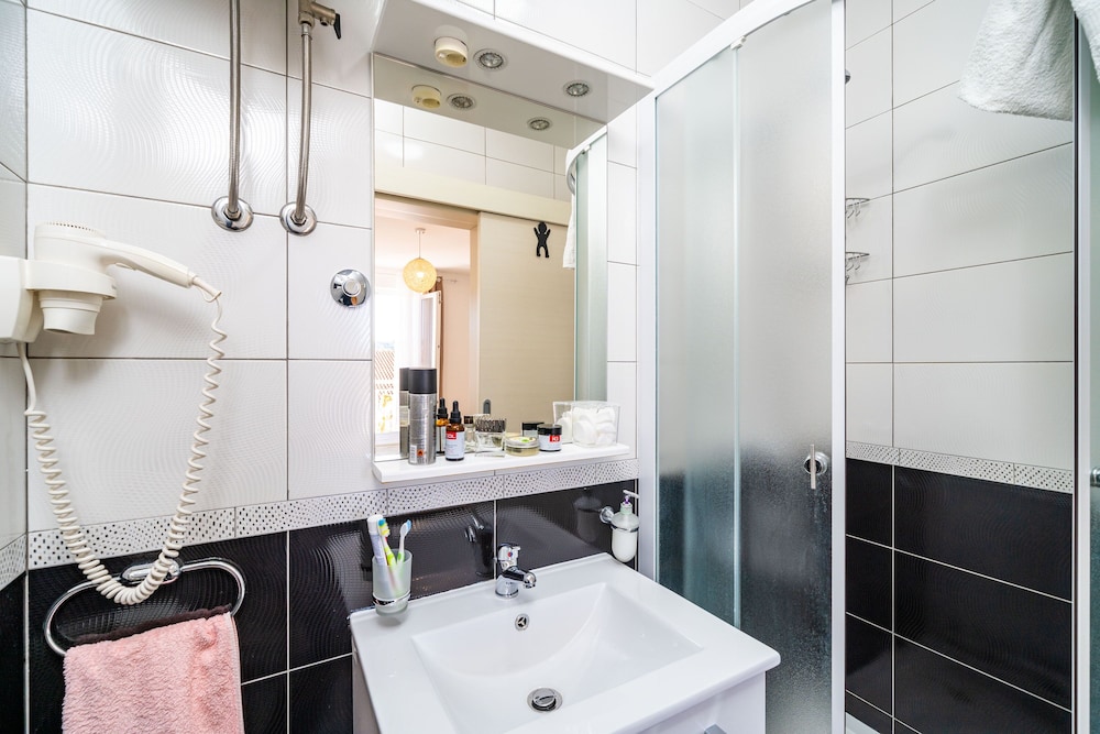 Jele Rooms