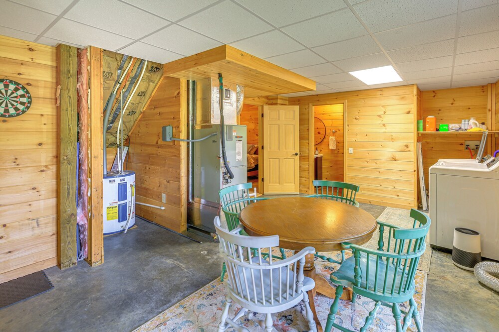 Blue Ridge Mtns Retreat w/ Views, 1 Mi to Parkway!