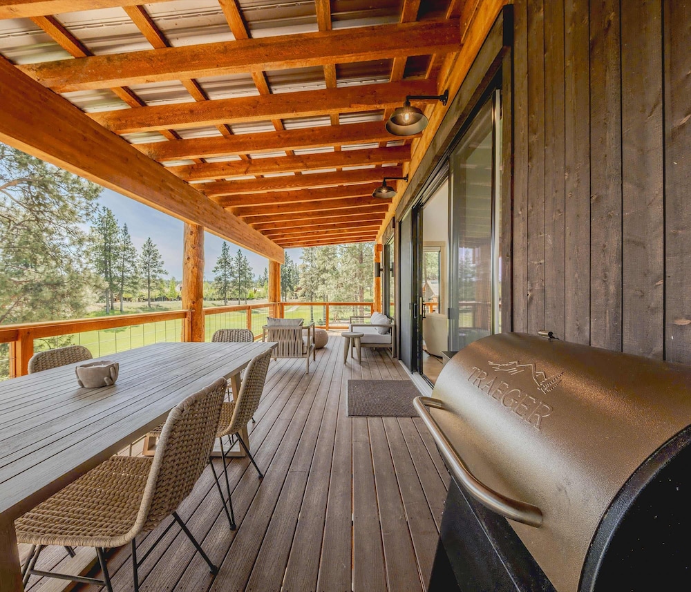 Home on the 10th Hole Home for 8 With Incredible Views & Hot Tub