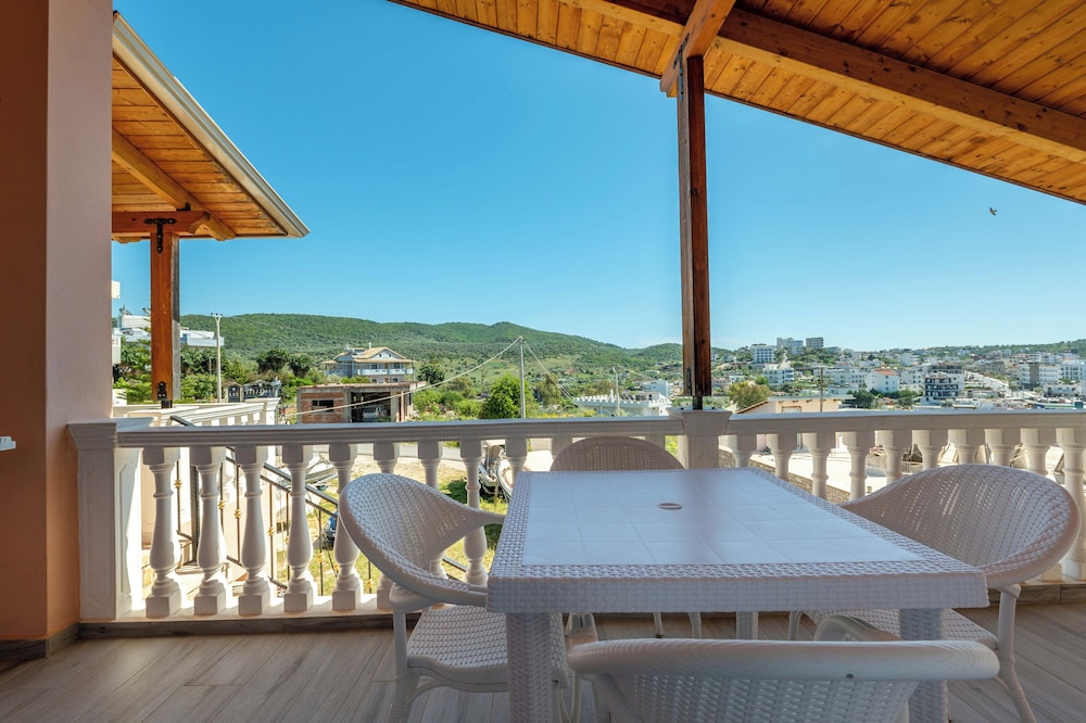 Sunny Villa
