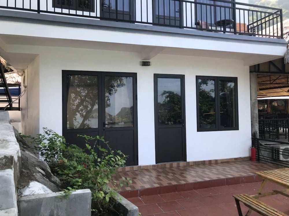Le Pont Bungalow Hostel