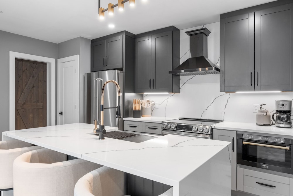 New Luxury 4 Bed Condo Perfect for Winter Rental
