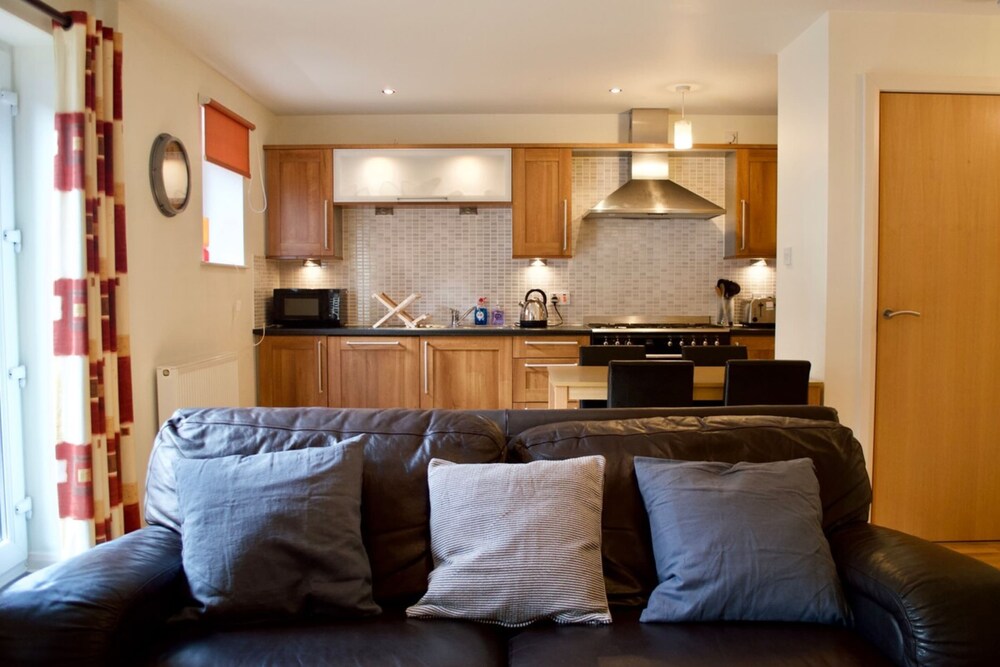 Modern 2 Bedroom City Centre Flat view 3