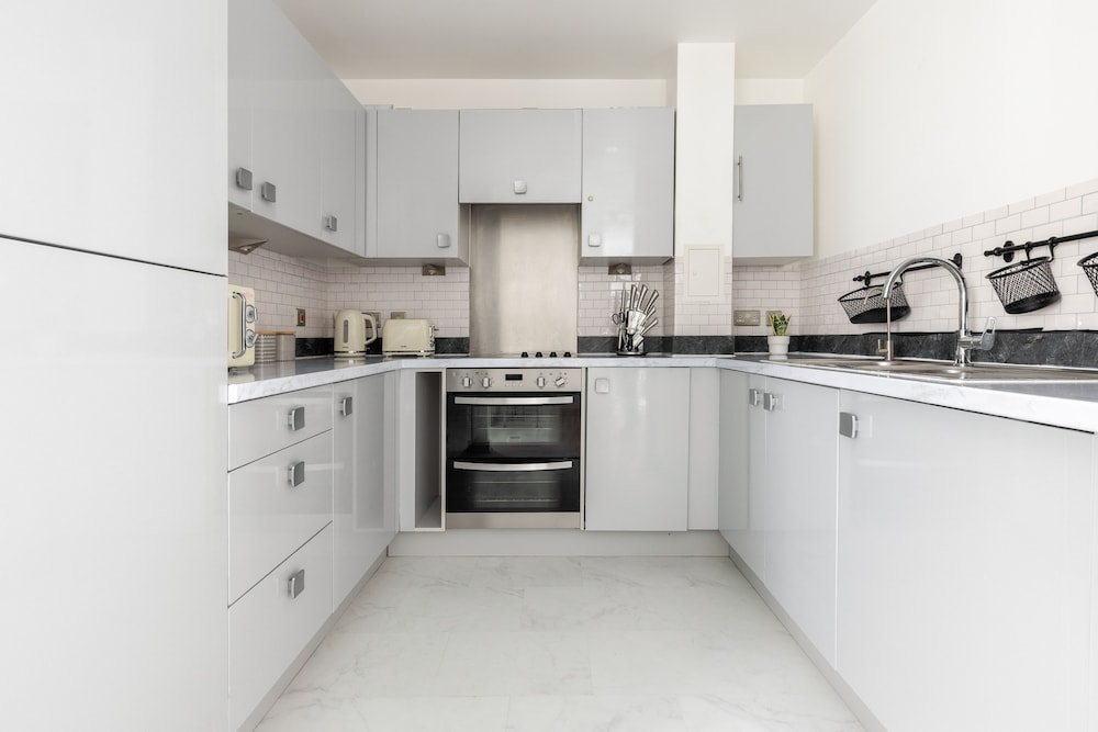 Luminous 2 Bed Balcony Flat in Islington