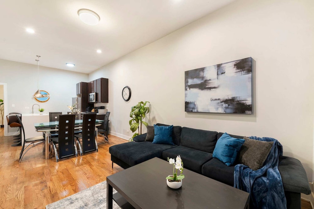 Spacious Pilsen 4 Bed 4 Bath Family Retreat