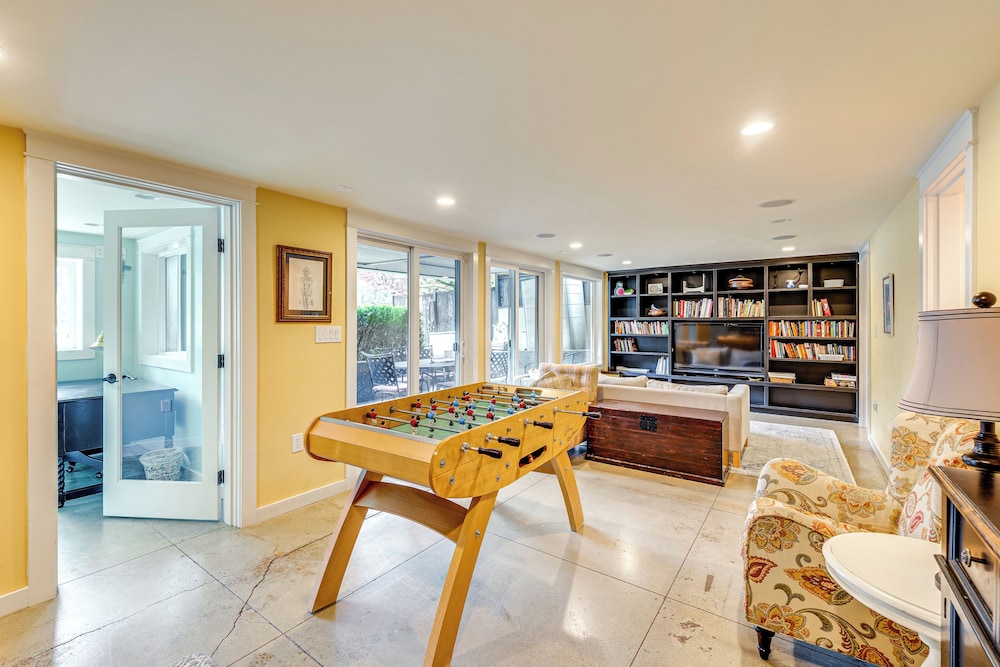 Waterfront Home on Lake Samish w/ Hot Tub & Dock!