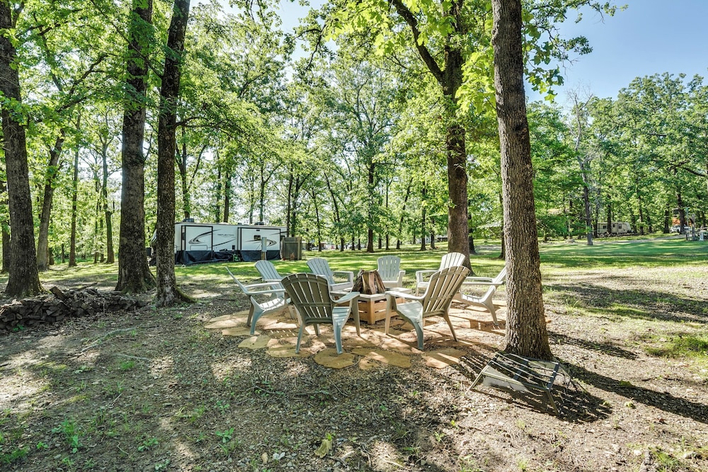 Walk to Restaurants: Hot Tub Haven in Broken Bow!