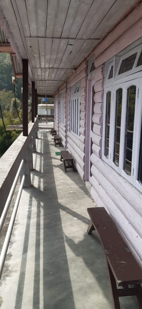 Goroomgo Pink Floyed Homestay Kalimpong