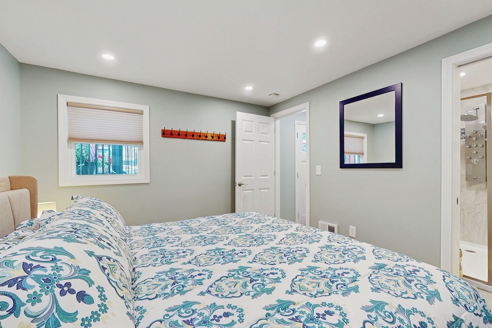 2 BR Lakefront House w/ Hot Tub in ADK Park
