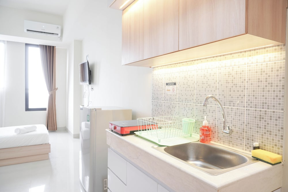 Warm And Comfort Studio At Evenciio Margonda Apartment