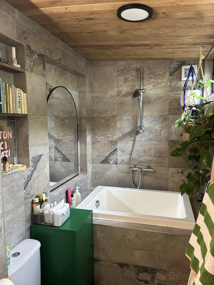 Klein House Clapton Sleeps 2-piano-patio-mirrorbed