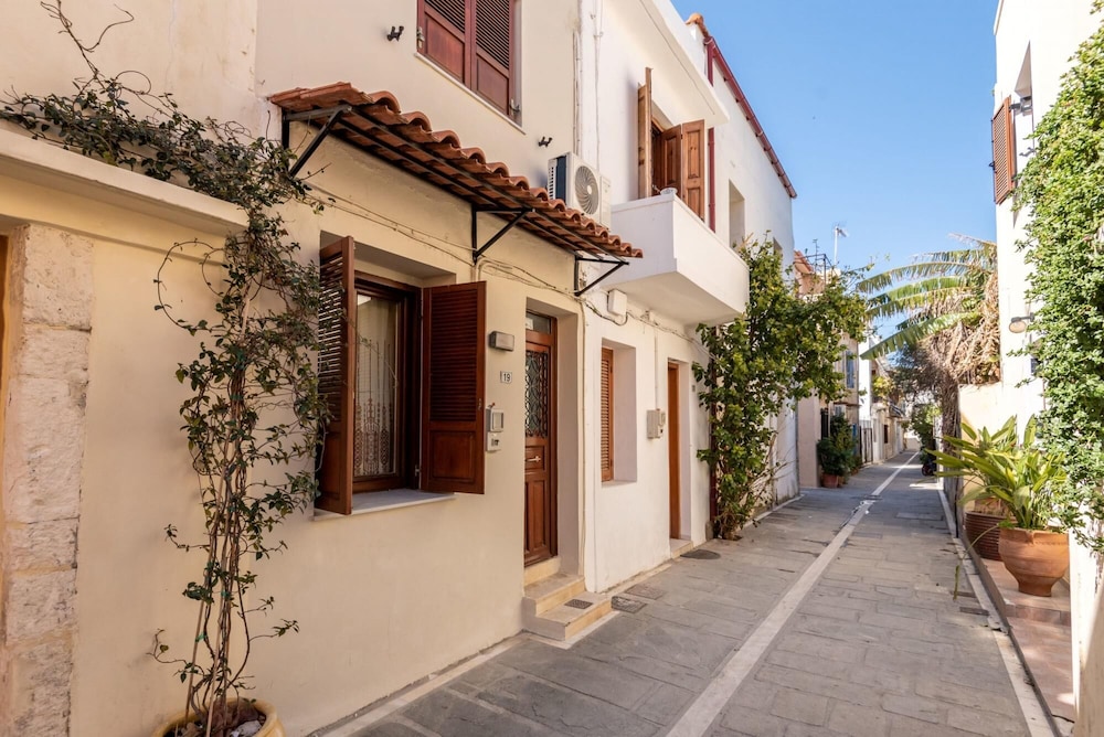 Caza Mavili Top Location - Cozy Interiors view 3