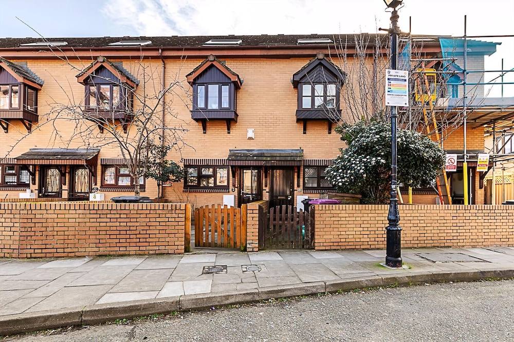 Stylish & Spacious 3-bed Home in Vibrant Bow