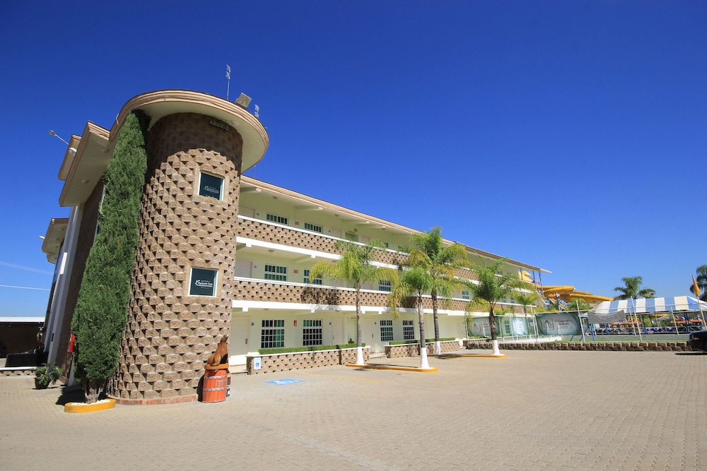 Hotel Splash Inn - Image 1