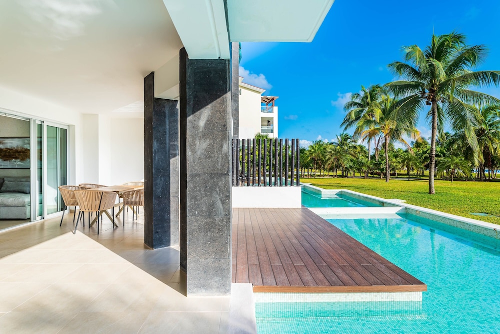 Casa Bellisima ! 2 bedroom swim up 2 Apts by RedAwning