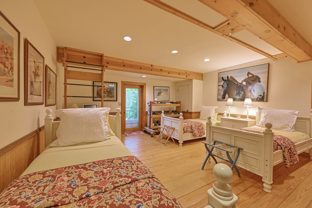 20-acre Hamptons Nature Escape w/ Hot Tub & Pool