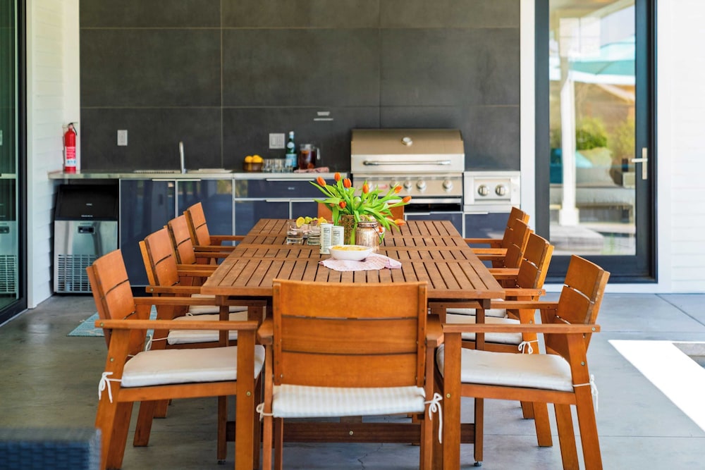 Luxe, Pool, Spa, Fire Pit, Game Room, Piano Sonoma Pool Retreat by Avantstay