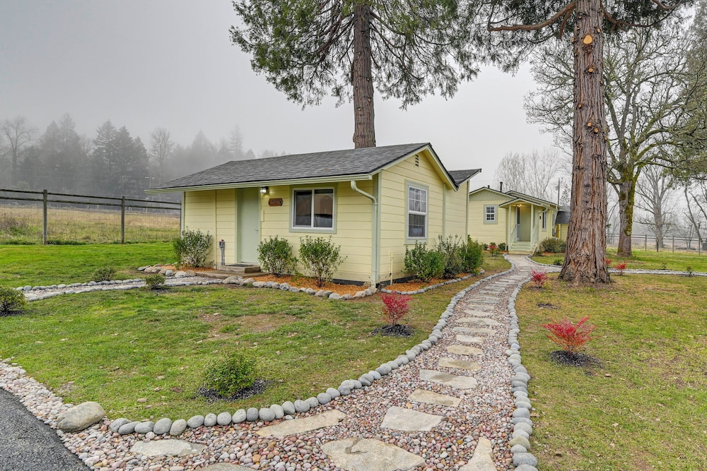 Near Rivers & Trails: Cabin in Rural Grants Pass